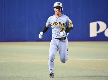 　本塁打を放ち、笑顔でダイヤモンドを１周する百崎