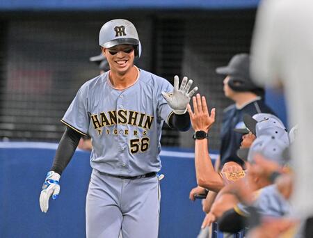 　５回、勝ち越しソロを放ち、ナインに迎えられる百崎