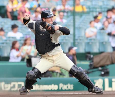 　シートノックで二塁へ送球する栄枝（撮影・立川洋一郎）
