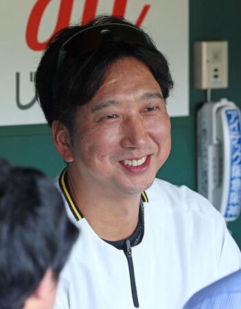 　記者と談笑する藤川監督（撮影・立川洋一郎）