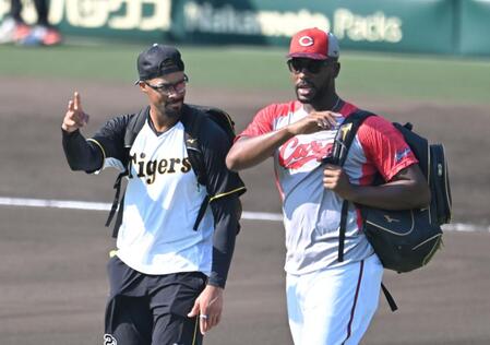 　ハーン（右）と話すデュプランティエ（撮影・飯室逸平）