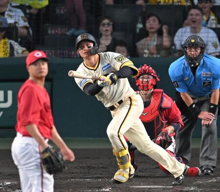 　３回、犠飛を放つ森下（撮影・飯室逸平）