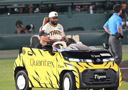 　９回のマウンドへ向かうドリス（撮影・飯室逸平）