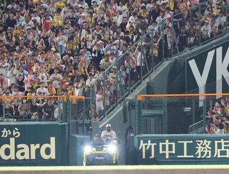 　９回、リリーフカーでマウンドへ向かうドリス（下）＝撮影・北村雅宏