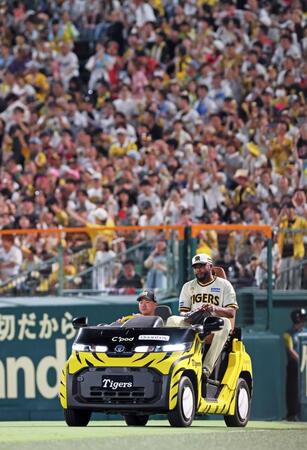 　９回のマウンドへ向かうドリス（撮影・立川洋一郎）