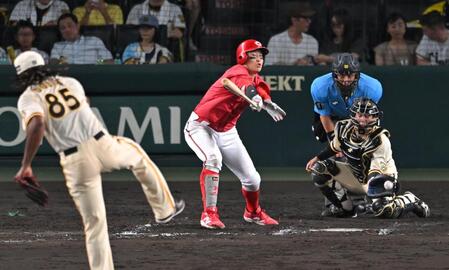 　９回、小園を空振り三振に斬るドリス（撮影・飯室逸平）