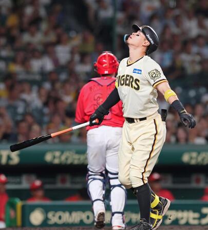 　５回、空振り三振に倒れ天を仰ぐ佐藤輝（撮影・立川洋一郎）