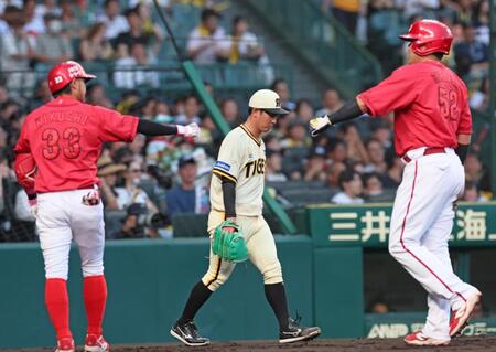 　１回、モンテロに適時打を打たれ３点目を許した伊原（中央）。右は生還した末包（５２）＝撮影・立川洋一郎