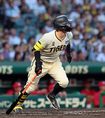 　１回、左中間へ適時二塁打を放つ佐藤輝（撮影・立川洋一郎）