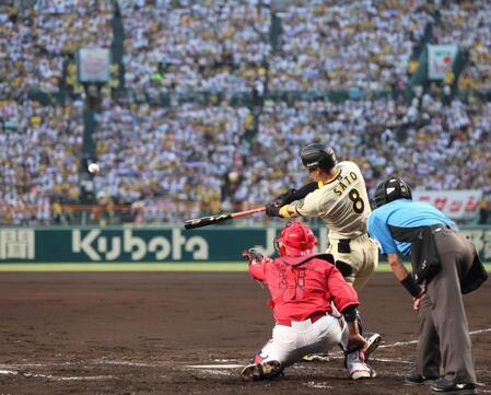 　１回、適時二塁打を放つ佐藤輝（撮影・北村雅宏）