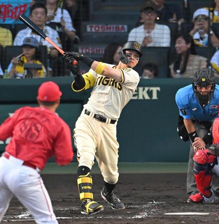 　１回、適時二塁打を放つ佐藤輝（撮影・飯室逸平）