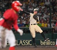 　５回、羽月（手前）の打球を軽快にさばく佐藤輝（撮影・西田忠信）