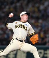 　８回から登板する石井（撮影・北村雅宏）