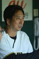 　試合前練習を見守る藤川監督（撮影・西田忠信）