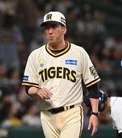 　６回を終え、選手交代を告げた藤川監督（撮影・西田忠信）
