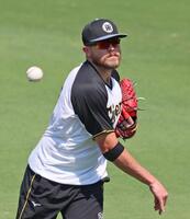 　キャッチボールをして調整するビーズリー（撮影・立川洋一郎）