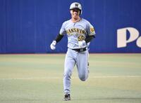 　本塁打を放ち、笑顔でダイヤモンドを１周する百崎