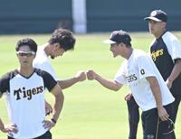 　伊藤将（左）とタッチを交わす木浪