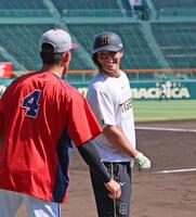 　練習中に矢野と言葉を交わす木浪（右）＝撮影・北村雅宏