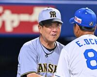 　落合２軍監督（右）から誕生日を祝福される平田２軍監督