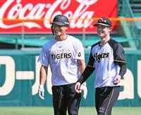 　走塁練習中に談笑する中野（右）と木浪（撮影・立川洋一郎）