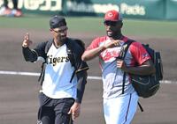 　ハーン（右）と話すデュプランティエ（撮影・飯室逸平）