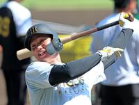 　打撃練習をする森下（撮影・立川洋一郎）