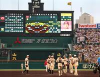 　１回、３点を先制された伊原（中央）のもとに集まる阪神ナイン（撮影・北村雅宏）