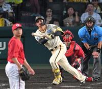 　３回、犠飛を放つ森下（撮影・飯室逸平）