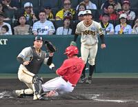 　１回、末包（５２）に３点目の生還を許す伊原（右）、栄枝バッテリー（撮影・飯室逸平）