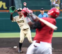 　１回、モンテロ（手前）に適時打を浴びる伊原（撮影・北村雅宏）