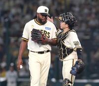 　９回、マウンドで梅野に声を掛けられるドリス（左）＝撮影・北村雅宏