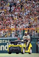 　９回のマウンドへ向かうドリス（撮影・立川洋一郎）