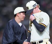 　５回を投げ終えたネルソン（右）を迎える伊原（撮影・立川洋一郎）