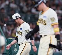 　８回が終了し、選手の交代を告げてベンチへ引き揚げる藤川監督。右は三振に倒れた佐藤輝（撮影・立川洋一郎）