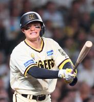 　５回、中飛を打ち上げて悔しがる森下（撮影・立川洋一郎）