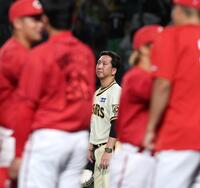 　連勝が止まり、あいさつする藤川監督（中央）＝撮影・北村雅宏