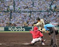 　１回、適時二塁打を放つ佐藤輝（撮影・北村雅宏）