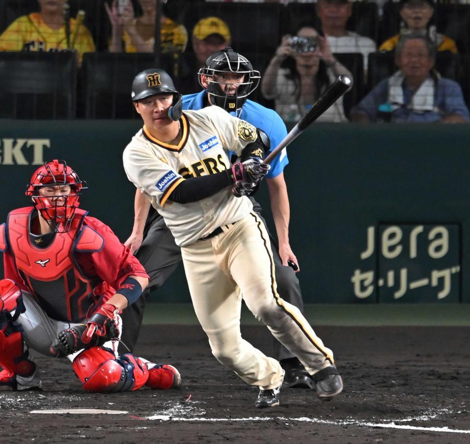 　８回、適時打を放つ大山（撮影・飯室逸平）