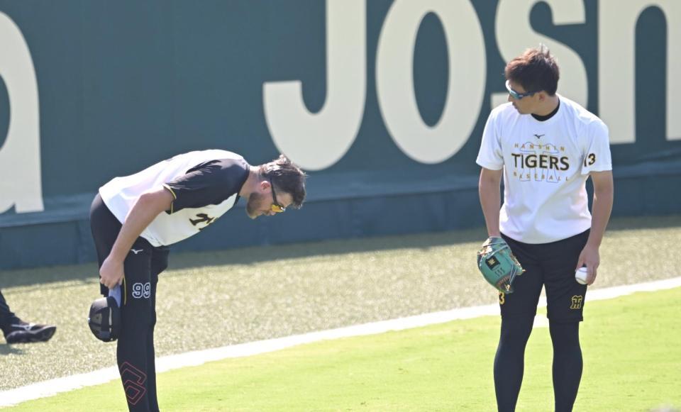 　岩崎（右）にあいさつするビーズリー