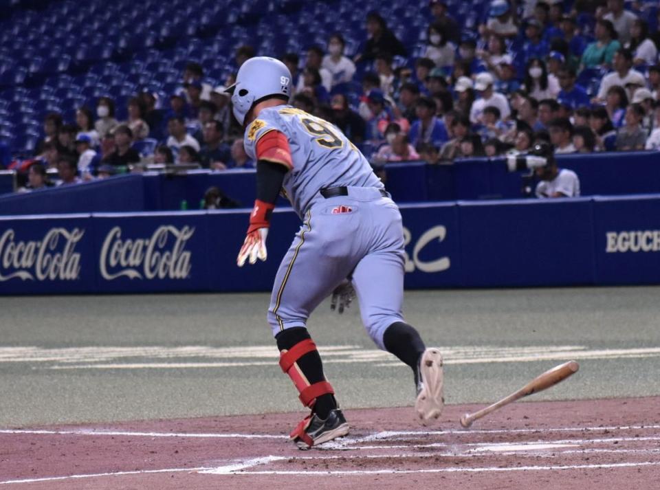 　６回、中前打を放った野口