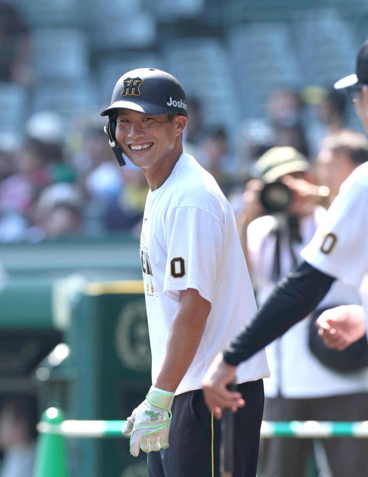 　練習中に笑顔を見せる木浪（撮影・北村雅宏）