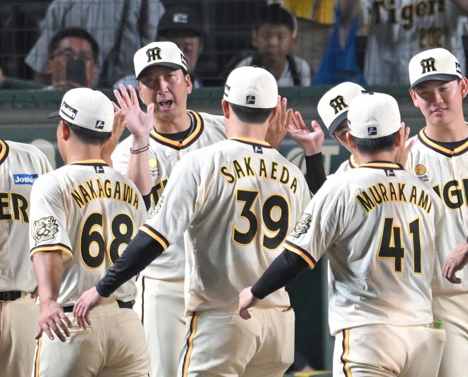 　ナインを迎える藤川監督ら＝３０日