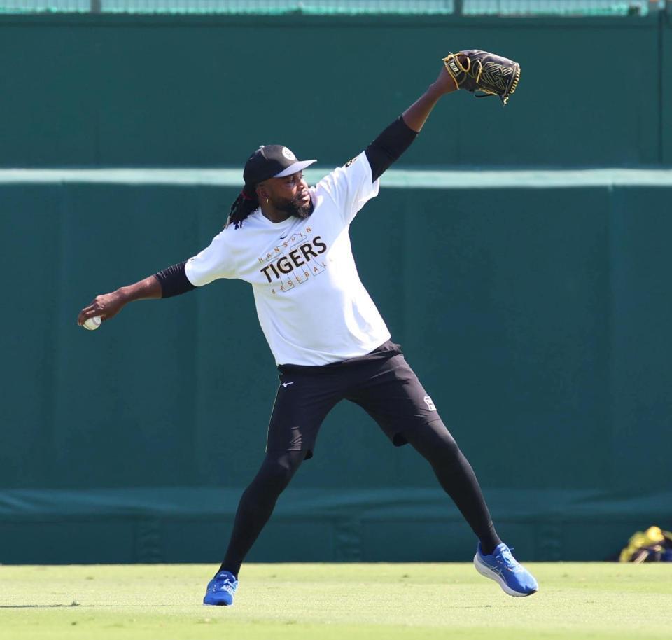 　入念にキャッチボールするドリス（撮影・北村雅宏）