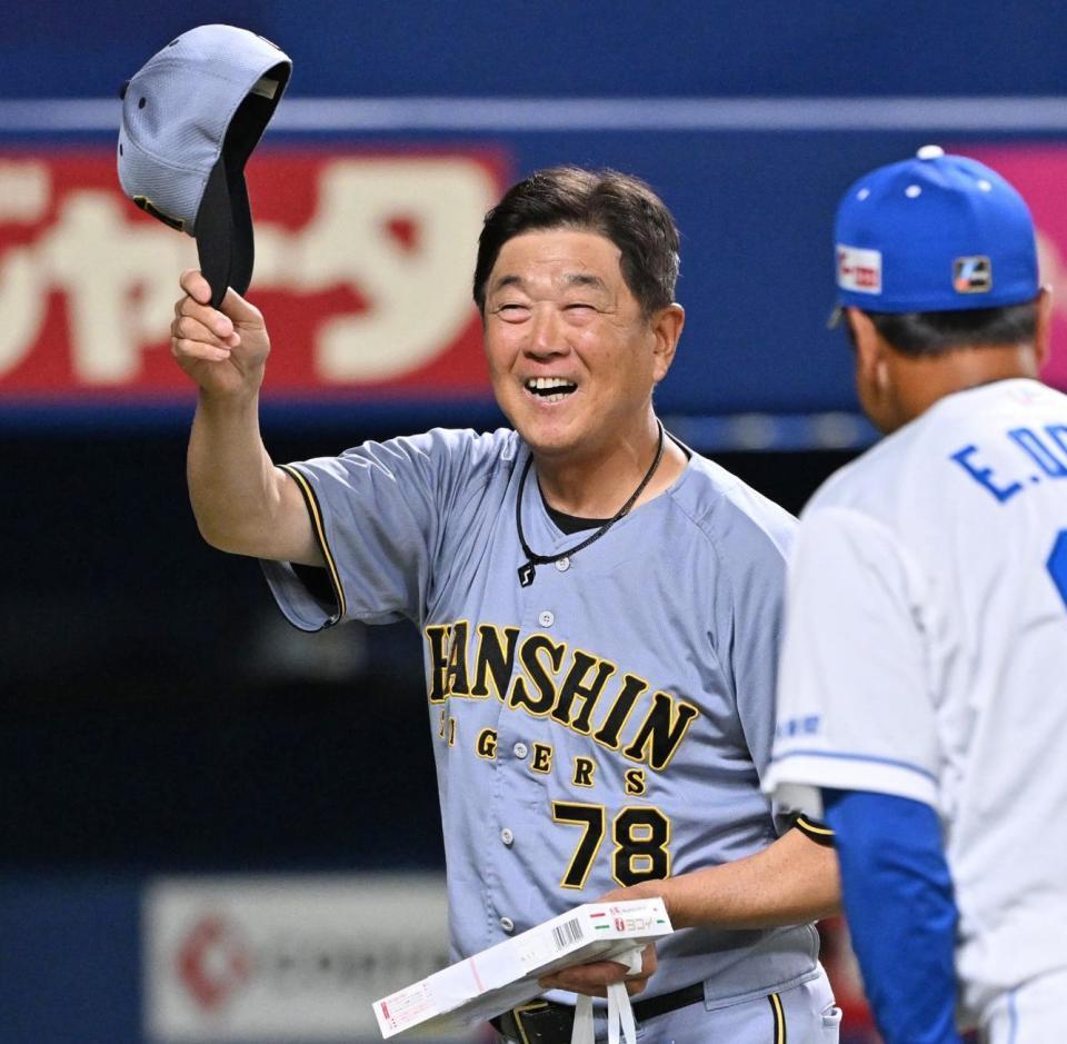 　落合２軍監督（右）から誕生日を祝福される平田２軍監督　