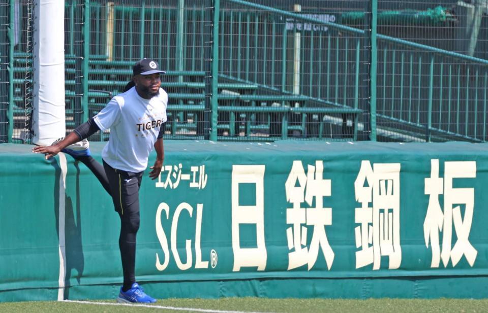 　外野で体をほぐすドリス（撮影・北村雅宏）