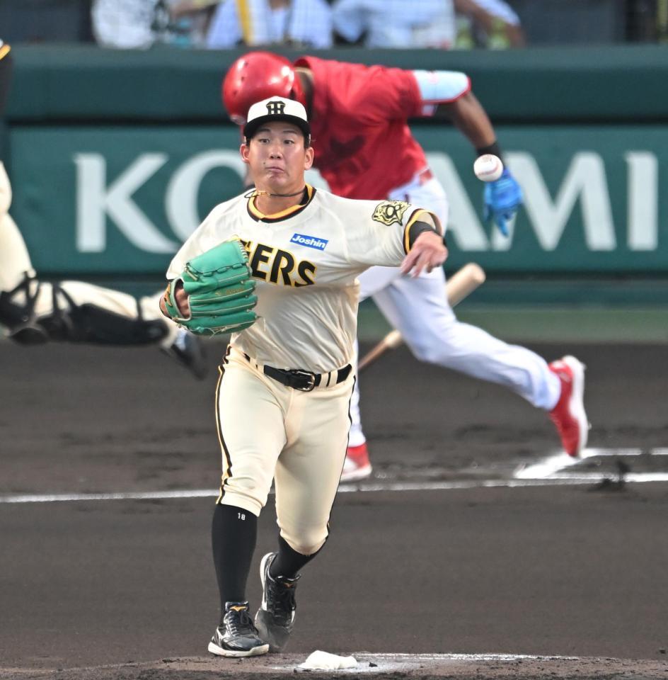 　１回、ファビアンを打ち取るも、二塁へ悪送球する伊原（撮影・飯室逸平）