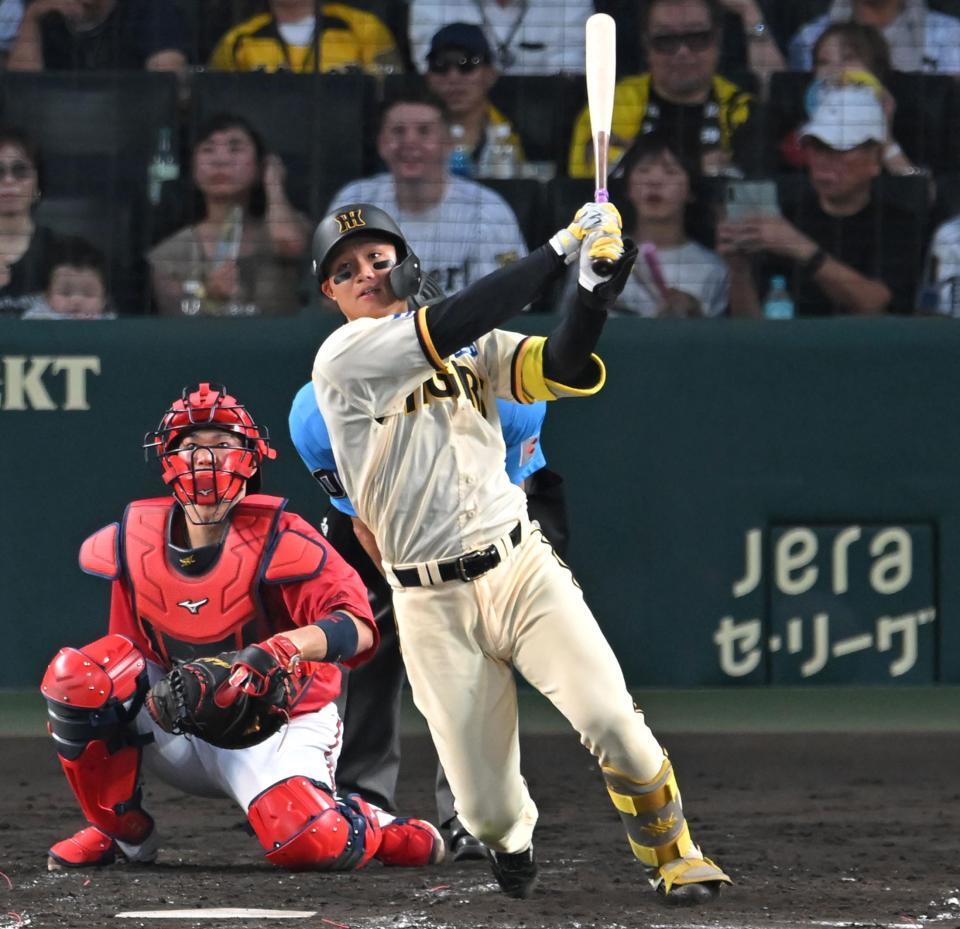 　３回、犠飛を放つ森下（撮影・飯室逸平）