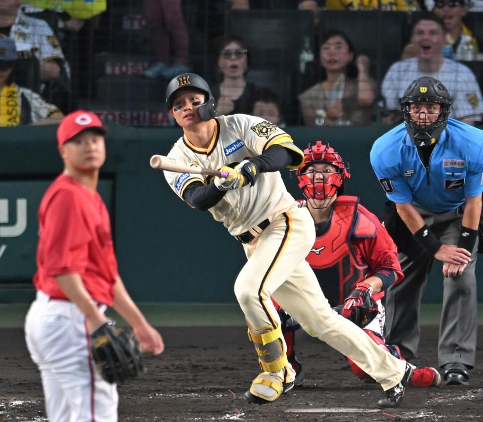 　３回、犠飛を放つ森下（撮影・飯室逸平）