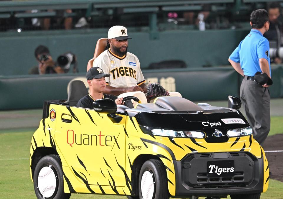 　９回のマウンドへ向かうドリス（撮影・飯室逸平）